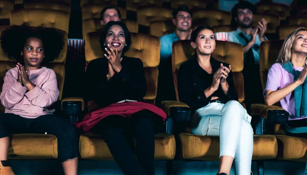 Gente Guarda Film Cinema Attività Ricreative Gruppo Concetto Intrattenimento — Foto Stock