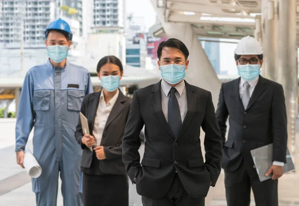 顔のマスクを持つ企業の人々はコロナウイルスやCovid 19から保護します コロナウイルスまたはCovid 19の流行を克服してビジネスを再開するためのヘルプ サポート 協力の概念 — ストック写真