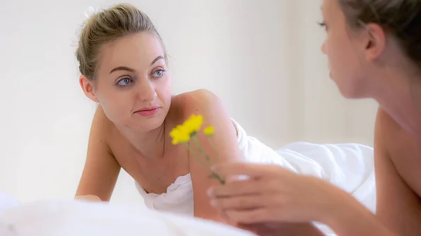 Duas Mulheres Sala Massagens Conversando Luxuoso Spa Conceito Bem Estar — Fotografia de Stock