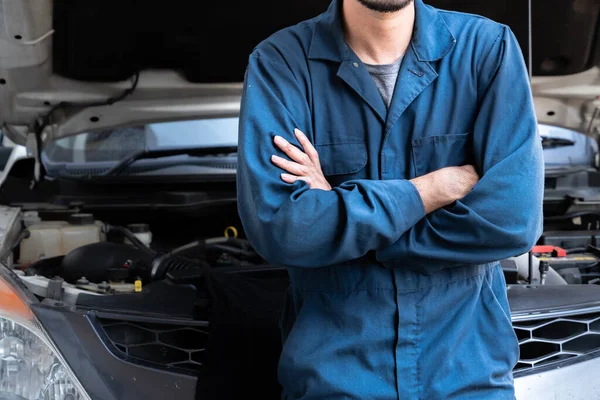 Profesjonalny Mechanik Świadczący Usługi Naprawy Konserwacji Samochodów Garażu Samochodowym Koncepcja — Zdjęcie stockowe