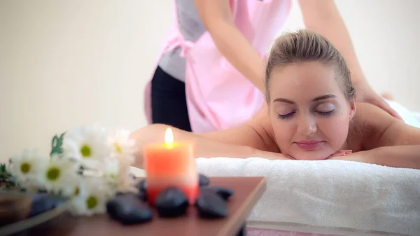 Entspannte Frau Bekommt Rückenmassage Luxus Wellness Mit Professioneller Massagetherapeutin Wellness — Stockfoto