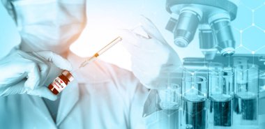 Coronavirus COVID 19 tıbbi test aşısı araştırma ve geliştirme konsepti. COVID-19 için ilaç tedavisi üretmek üzere Coronavirus antikor bilimsel örneklerini inceleyen ve analiz eden bilim insanları.