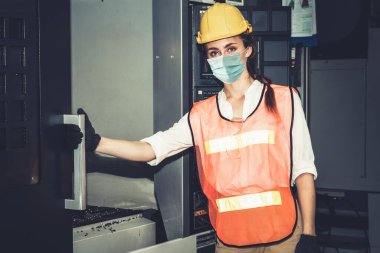 Yüz maskesi olan fabrika işçileri Coronavirus hastalığı salgınından koruyorlar. 2019 veya COVID-19. Koronavirüs hastalığının 2019 veya COVID-19 'un yayılmasını engellemek için koruma ve karantina kavramı.
