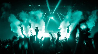 Mutlu insanlar gece kulübü DJ parti konserinde dans eder ve sahnede DJ 'den elektronik dans müziği dinlerler. Siluet dolu neşeli kalabalık 2020 yılbaşı partisini kutluyor. İnsanların yaşam tarzı DJ gece hayatı.