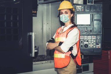 Yüz maskesi olan fabrika işçileri Coronavirus hastalığı salgınından koruyorlar. 2019 veya COVID-19. Koronavirüs hastalığının 2019 veya COVID-19 'un yayılmasını engellemek için koruma ve karantina kavramı.