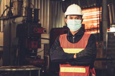 Yüz maskesi olan fabrika işçileri Coronavirus hastalığı salgınından koruyorlar. 2019 veya COVID-19. Koronavirüs hastalığının 2019 veya COVID-19 'un yayılmasını engellemek için koruma ve karantina kavramı.