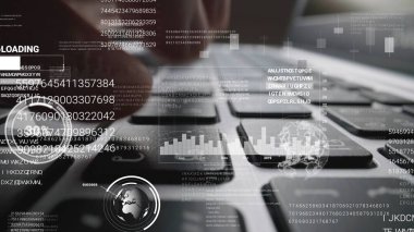 Grafik kullanıcı arayüzü GUI hologramı ile dizüstü bilgisayar klavyesinde çalışan adam büyük veri bilimi teknolojisi, dijital ağ bağlantısı ve bilgisayar programlama algoritması kavramlarını gösteriyor.