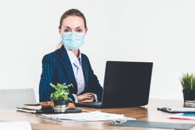 Coronavirus veya COVID-19 yüzünden yüz maskesi olan bir ofis çalışanı. Coronavirus veya COVID-19 'un yayılmasını engellemek ve işletmeyi yeniden açmak için koruyucu çalışma ortamı kavramı.