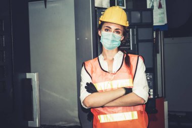 Yüz maskesi olan fabrika işçileri Coronavirus hastalığı salgınından koruyorlar. 2019 veya COVID-19. Koronavirüs hastalığının 2019 veya COVID-19 'un yayılmasını engellemek için koruma ve karantina kavramı.