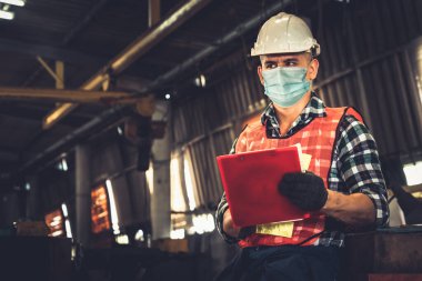 Yüz maskesi olan fabrika işçileri Coronavirus hastalığı salgınından koruyorlar. 2019 veya COVID-19. Koronavirüs hastalığının 2019 veya COVID-19 'un yayılmasını engellemek için koruma ve karantina kavramı.