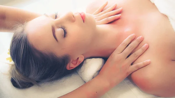 Mulher Relaxada Recebendo Massagem Ombro Spa Luxo Pelo Massagista Profissional — Fotografia de Stock