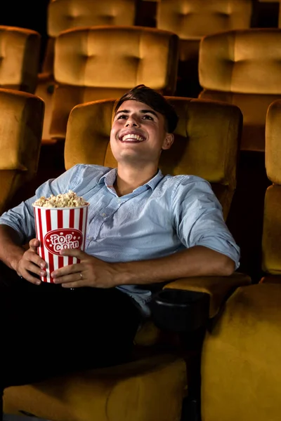 Joven Sonriendo Disfrutando Con Sus Palomitas Mientras Una Película Cine — Foto de Stock