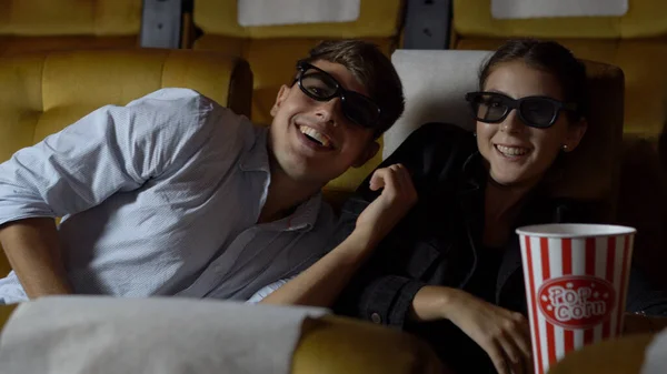 Homem Mulher Cinema Assistindo Filme Com Óculos Com Interesse Olhando — Fotografia de Stock