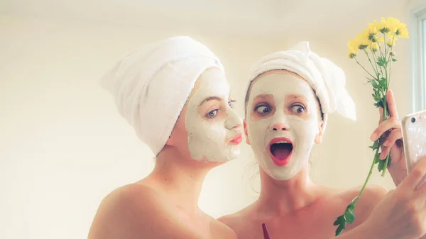 Mooie Vrouw Met Een Gezichtsverzorging Cosmetische Scrub Behandeling Van Professionele — Stockfoto