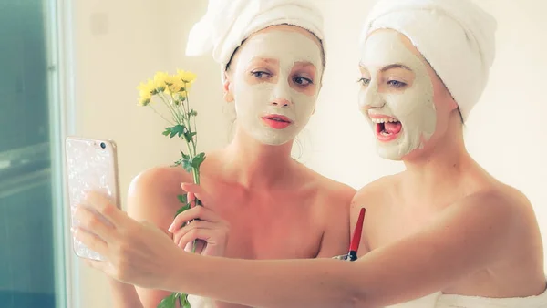 Mooie Vrouw Met Een Gezichtsverzorging Cosmetische Scrub Behandeling Van Professionele — Stockfoto