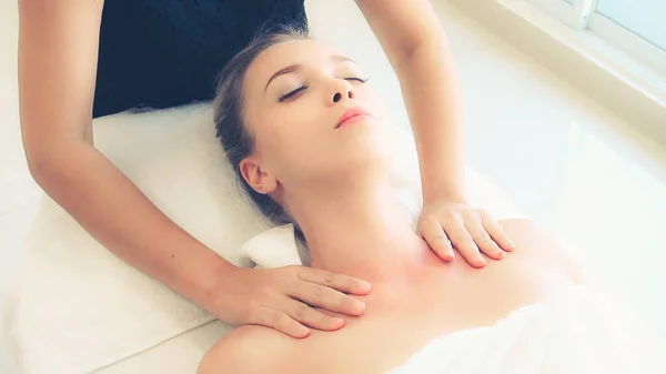 Ontspannen Vrouw Krijgt Schoudermassage Luxe Spa Door Professionele Massage Therapeut — Stockfoto