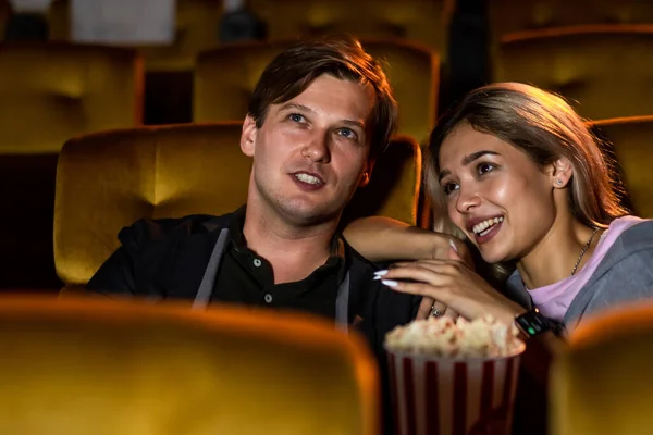 Kaukázusi Szerető Élvezi Nézni Film Eszik Popcorn Együtt Moziban — Stock Fotó