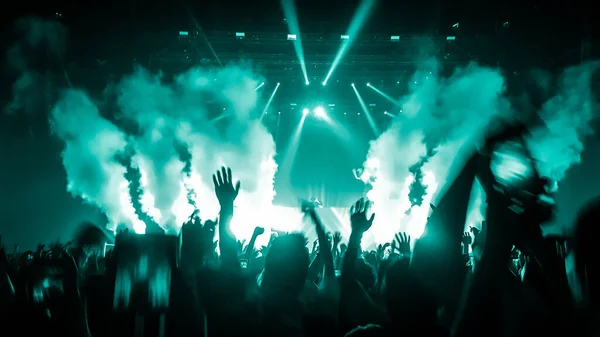 Happy People Dansen Nachtclub Party Concert Luisteren Naar Elektronische Dansmuziek — Stockfoto