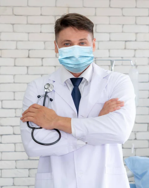 Doktor Hastanede Yüz Maskesi Takıyor Coronavirus Hastalığı Covid Dan Korunuyor — Stok fotoğraf