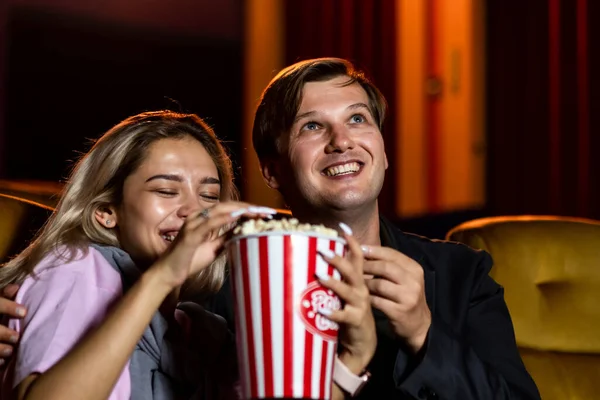 Кавказский Любовник Любит Смотреть Кино Попкорн Вместе Кинотеатре — стоковое фото