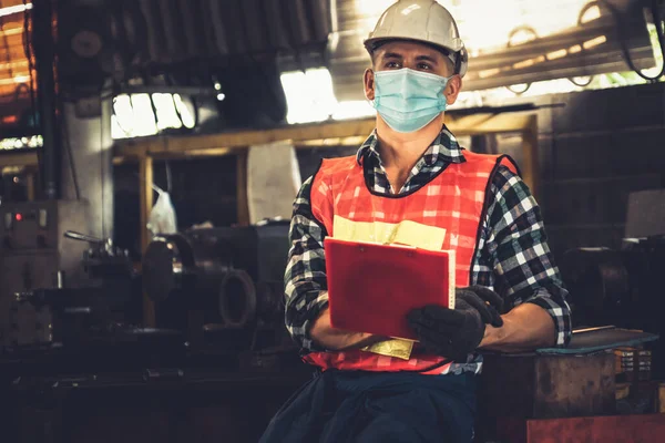 Los Trabajadores Fábrica Con Mascarilla Facial Protegen Del Brote Enfermedad — Foto de Stock