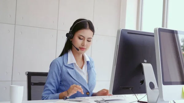 配备耳机的客户支持代理或呼叫中心在台式计算机上工作 同时支持客户打电话 经营者服务企业代表概念 — 图库照片
