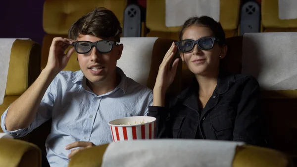 Homem Mulher Cinema Assistindo Filme Com Óculos Com Interesse Olhando — Fotografia de Stock