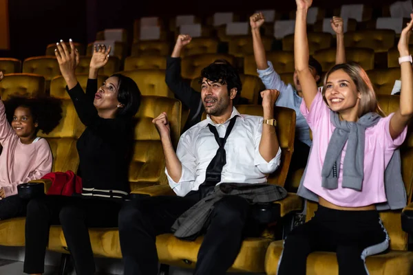 Pubblico Felice Eccitante Nel Cinema Cinematografico Attività Ricreative Gruppo Concetto — Foto Stock