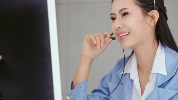 Agente Atención Cliente Centro Llamadas Con Auriculares Funciona Computadora Escritorio — Foto de Stock