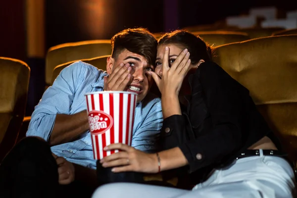 Couple Amoureux Regardant Choc Film Les Yeux Fermés Dans Cinéma — Photo