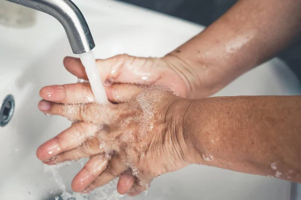 Mulher Sênior Lava Mão Para Prevenção Nova Doença Coronavirus 2019 — Fotografia de Stock