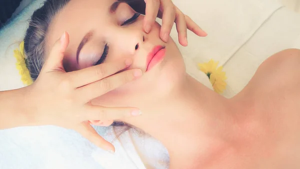 Relaxovaná Žena Ležící Lázeňském Lůžku Pro Masážní Ošetření Obličeje Hlavy — Stock fotografie