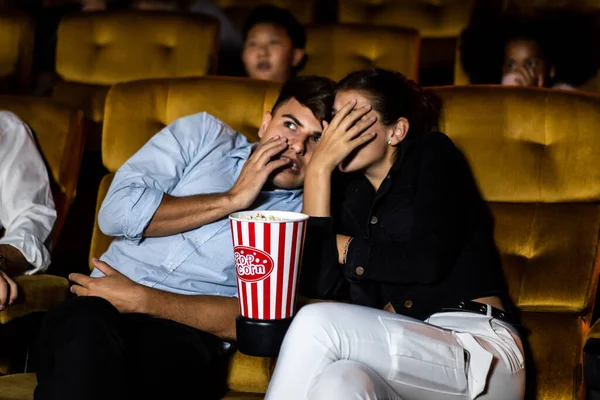 Casal Amantes Assistindo Filme Choque Olhos Perto Cinema Cinema — Fotografia de Stock