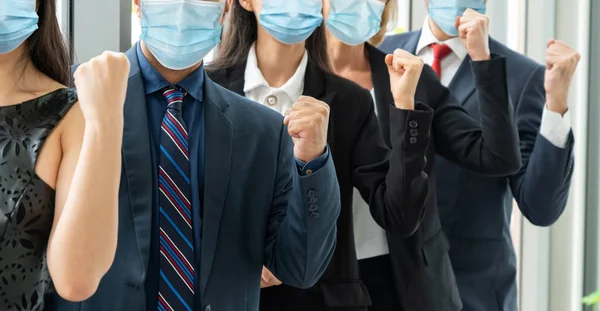 Selbstbewusste Geschäftsleute Mit Gesichtsmaske Schützen Vor Coronavirus Oder Covid Konzept — Stockfoto