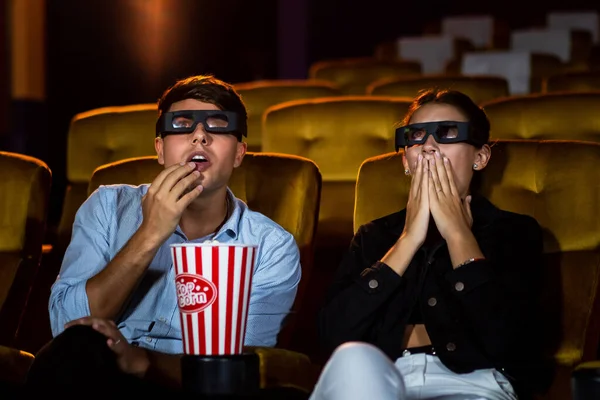 Hombre Mujer Cine Viendo Una Película Con Gafas Con Interés —  Fotos de Stock