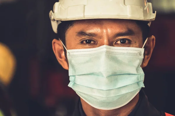 顔マスクを持つ工場労働者は コロナウイルス病2019またはCovid 19の発生から保護します コロナウイルス病2019またはCovid 19の普及を停止するための保護作用および隔離の概念 — ストック写真