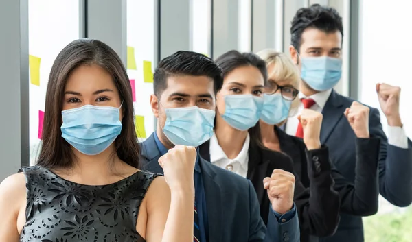 Selbstbewusste Geschäftsleute Mit Gesichtsmaske Schützen Vor Coronavirus Oder Covid Konzept — Stockfoto