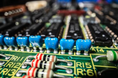 Yazılı devre kartının ve elektronik cihazlardaki bileşenlerinin aşırı detaylı görünümü.