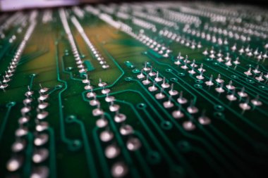 Elektronik cihazlardaki yazdırılmış devre kartının ve bileşenlerin aşırı detaylı görünümü.