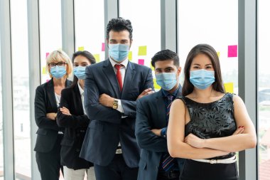 Yüzü maskeli iş adamları Coronavirus veya COVID-19 'dan korur. Coronavirus salgınının üstesinden gelmek için birlikte yardım, destek ve işbirliği kavramı veya COVID-19 ile yeniden iş yapma.