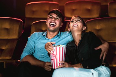 Kadın ve erkek sinema salonunda film izliyorlar. Grup eğlence etkinliği ve eğlence konsepti.