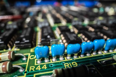 Yazılı devre kartının ve elektronik cihazlardaki bileşenlerinin aşırı detaylı görünümü.