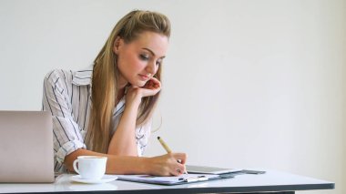 Modern ofiste çalışan sarışın bir iş kadını. İş konsepti.