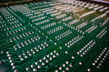 Elektronik cihazlardaki yazdırılmış devre kartının ve bileşenlerin aşırı detaylı görünümü.