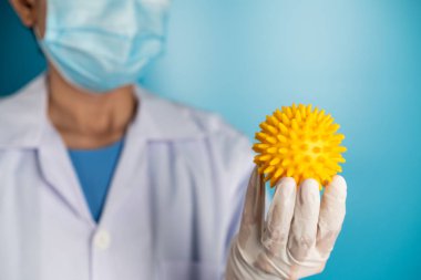 Coronavirus COVID 19 tıbbi test aşısı araştırma ve geliştirme konsepti. COVID-19 için ilaç tedavisi üretmek üzere Coronavirus antikor bilimsel örneklerini inceleyen ve analiz eden bilim insanları.