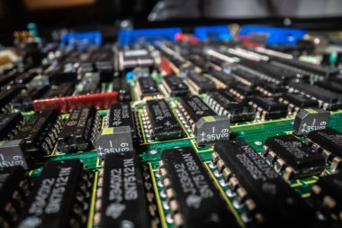 Yazılı devre kartının ve elektronik cihazlardaki bileşenlerinin aşırı detaylı görünümü.