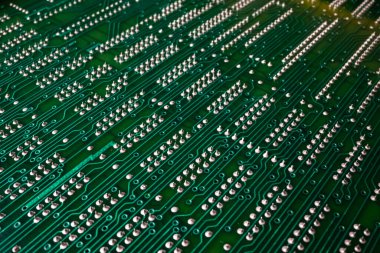 Elektronik cihazlardaki yazdırılmış devre kartının ve bileşenlerin aşırı detaylı görünümü.