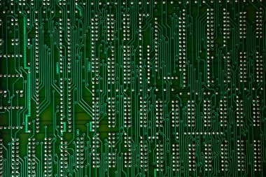 Elektronik cihazlardaki yazdırılmış devre kartının ve bileşenlerin aşırı detaylı görünümü.