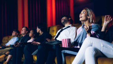 Bir grup seyirci sinemada mutlu ve eğlenceli sinema izliyor. Grup eğlence etkinliği ve eğlence konsepti.