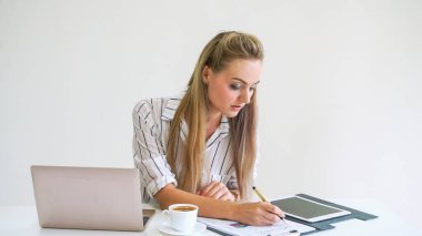 Modern ofiste çalışan sarışın bir iş kadını. İş konsepti.